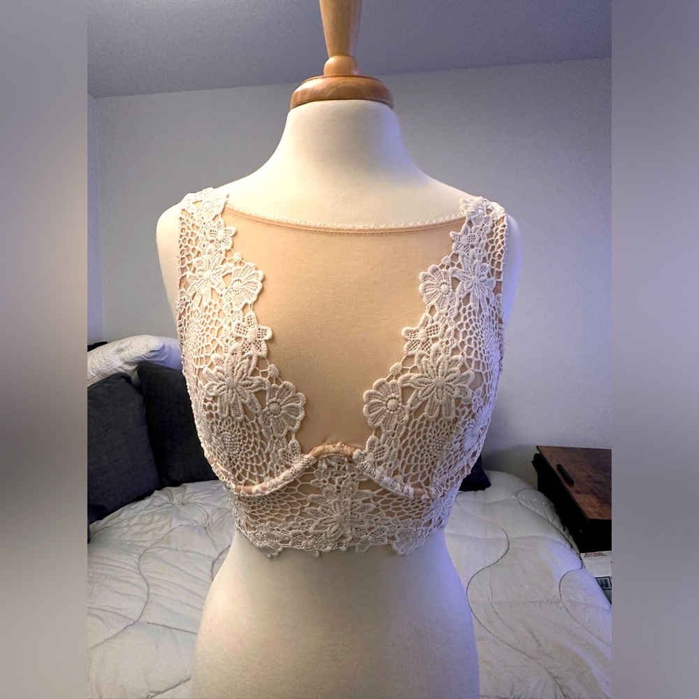 Victoria’s Secret dream angels body bra 32DD in white crochette style nude cover